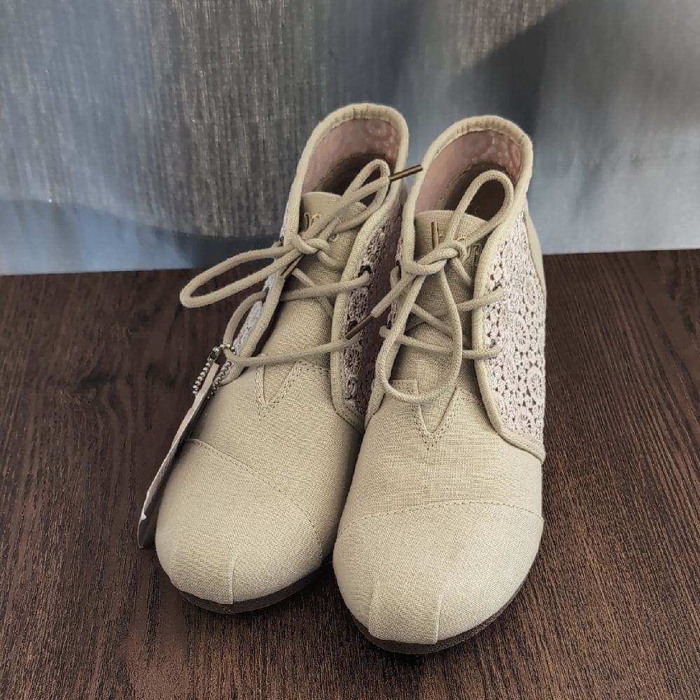 Skechers Cream Lace-Up Sneakers